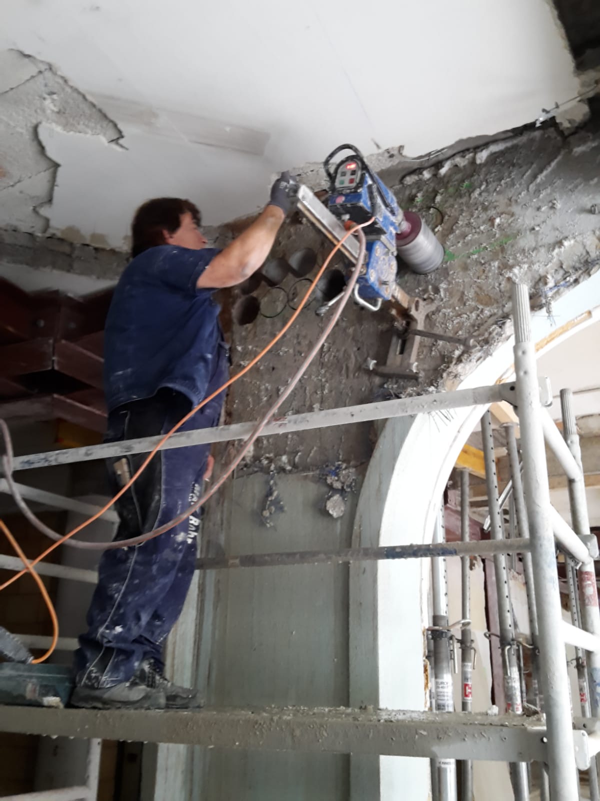 Kernbohrung am Gerüst über Betonbogen