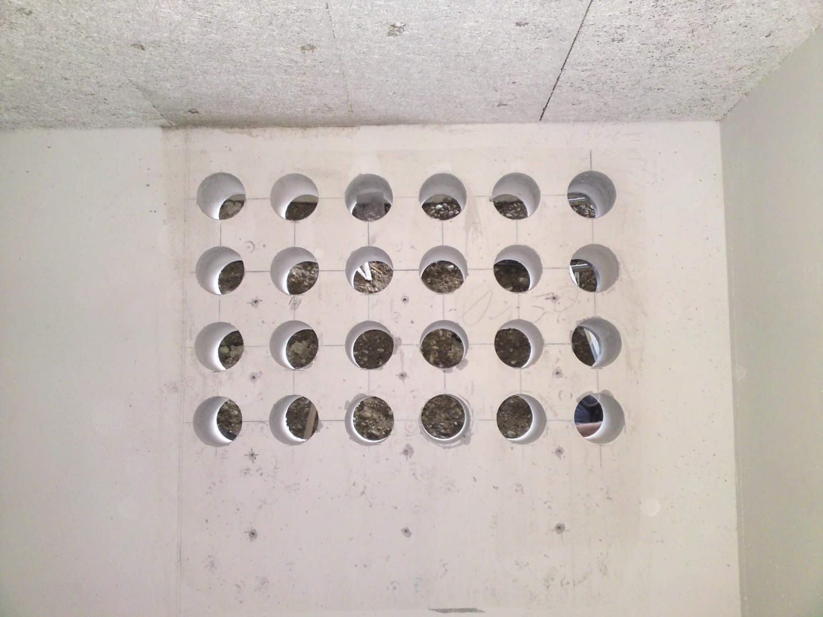 Raster aus Kernbohrungen in Betondecke