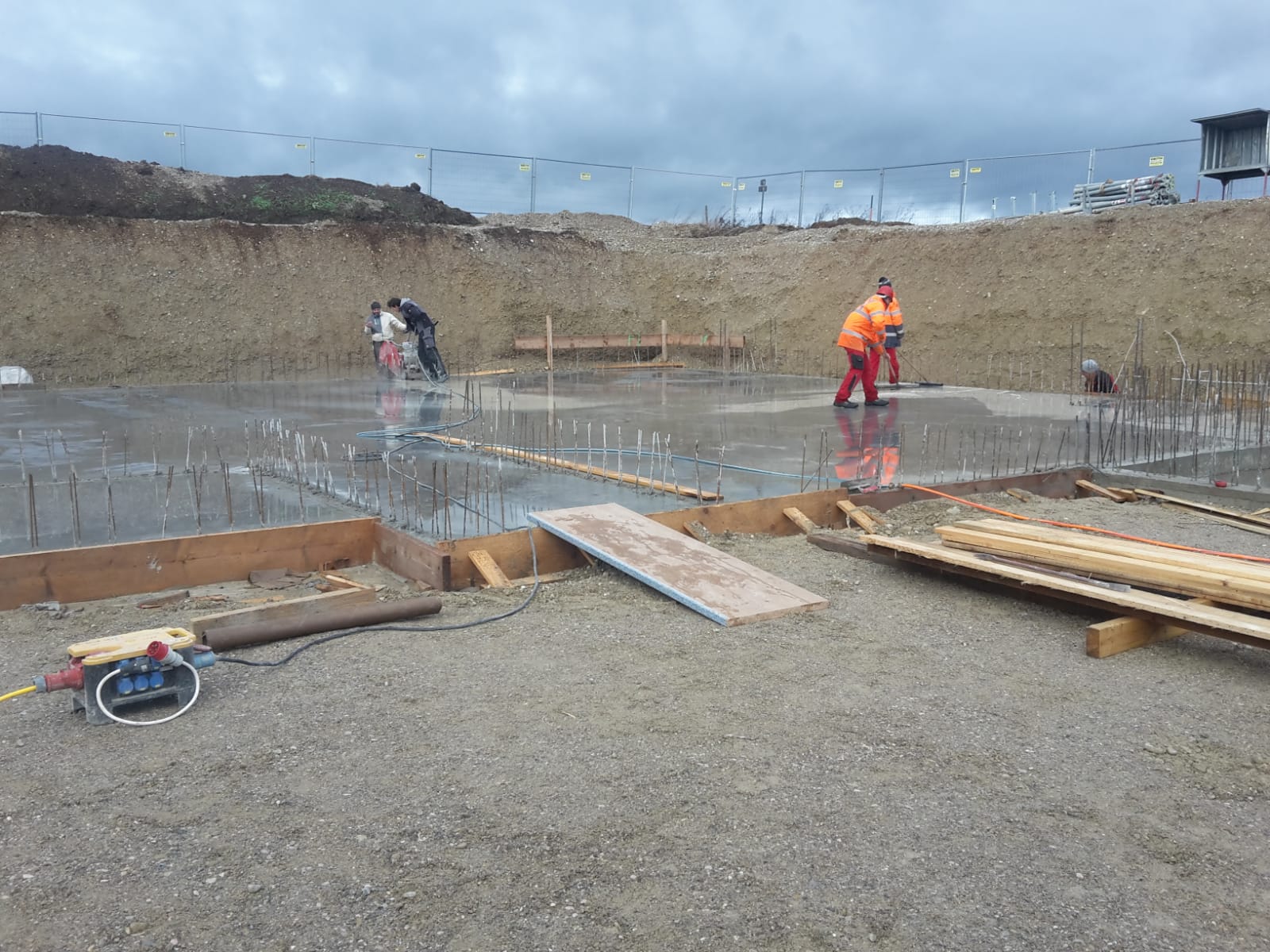 Fugenschneiden auf großem Betonfundament